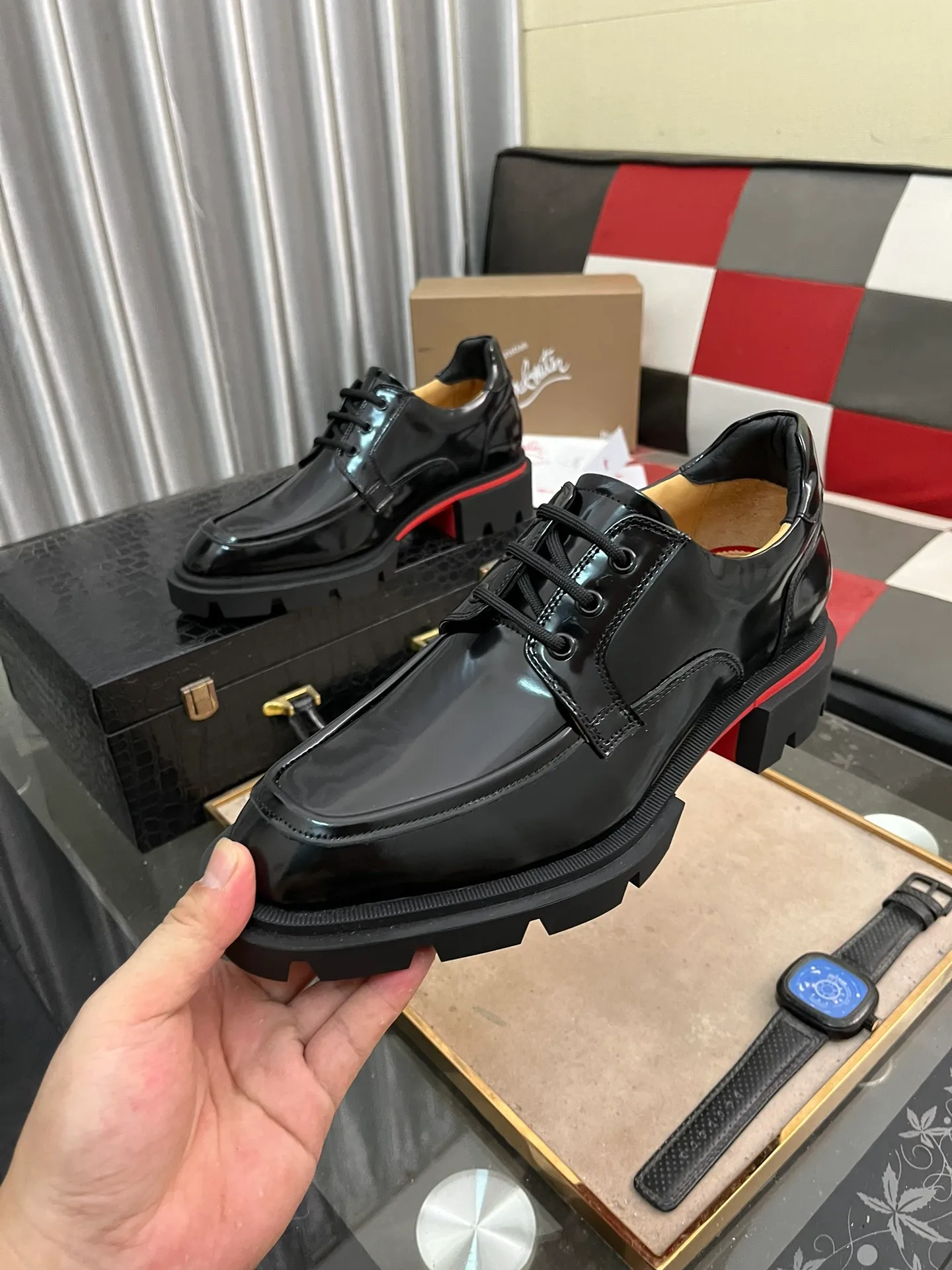 Men's shoes 💰820⌚️⌚️CL New formal leather shoes Christia* Loubouti* red-soled shoes GREGGO men's Oxford shoes Made of imported cowhide/glossy patent leather/stitched contrasting high silk suede. Three-section toe design. Iconic red outsole, the ultimate personalized shoe. Original color cowhide lining. Original Italian leather outsole; fine workmanship brings you a luxurious experience. With its neat silhouette and straightforwardness, GREGGO men's Oxford shoes are Oxford shoes born for city roaming. The elegant lines and classic silhouette exude eternal charm. The black patent leather material is exquisite and eye-catching, adding a sense of luxury to the overall look. The slender toe design is full of elegance, and matched with closed shoelaces of the same color, the sophistication is invisible. The slim sole design provides the shoes with a light foot feel, elegant steps, and a refined and elegant look. Shows outstanding texture.  Standard leather shoe size: 38-44